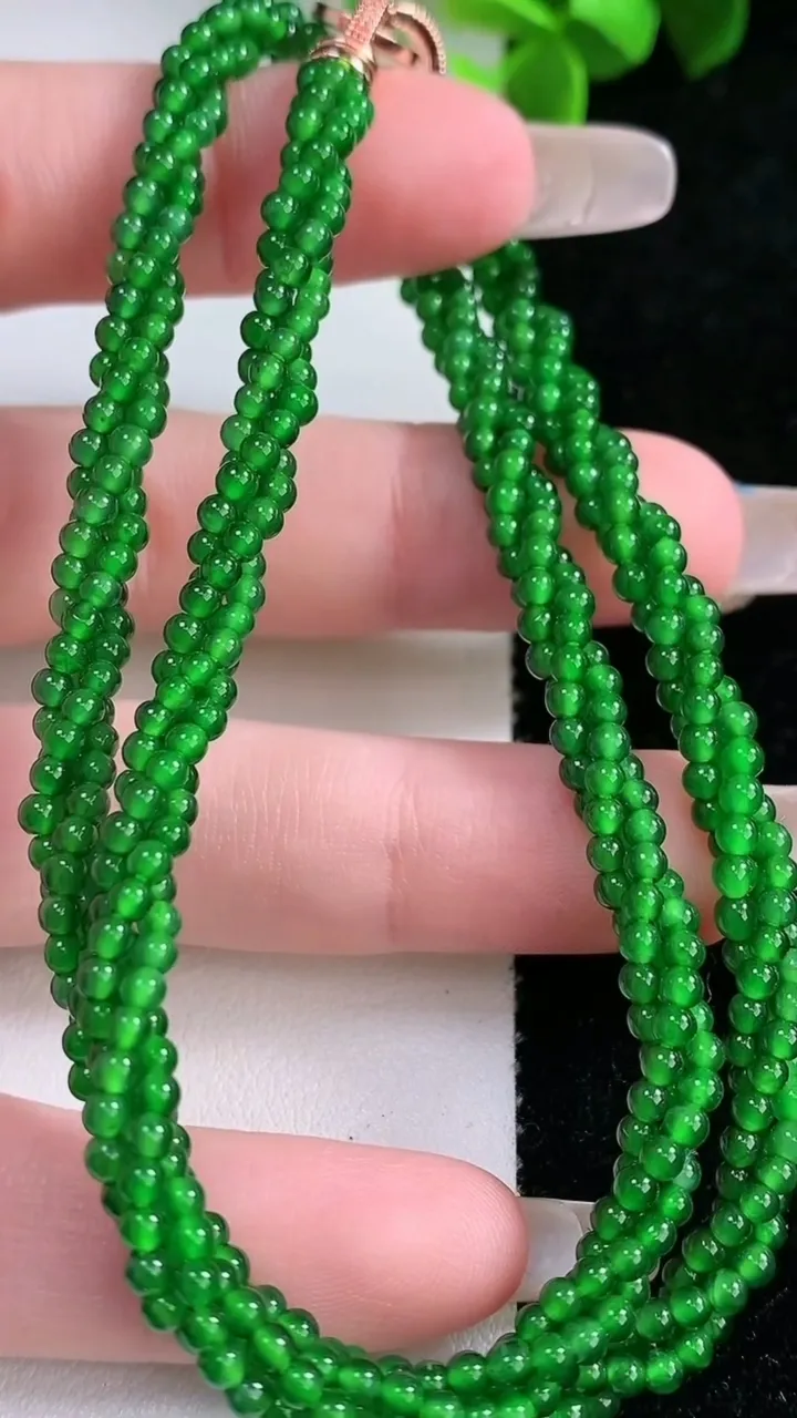 天然A货翡翠小米珠三排项链，尺寸2，重量:15.52g1月30日
工厂直销收藏佳品,种好水足，色泽均匀，有种有色，上手高大气！