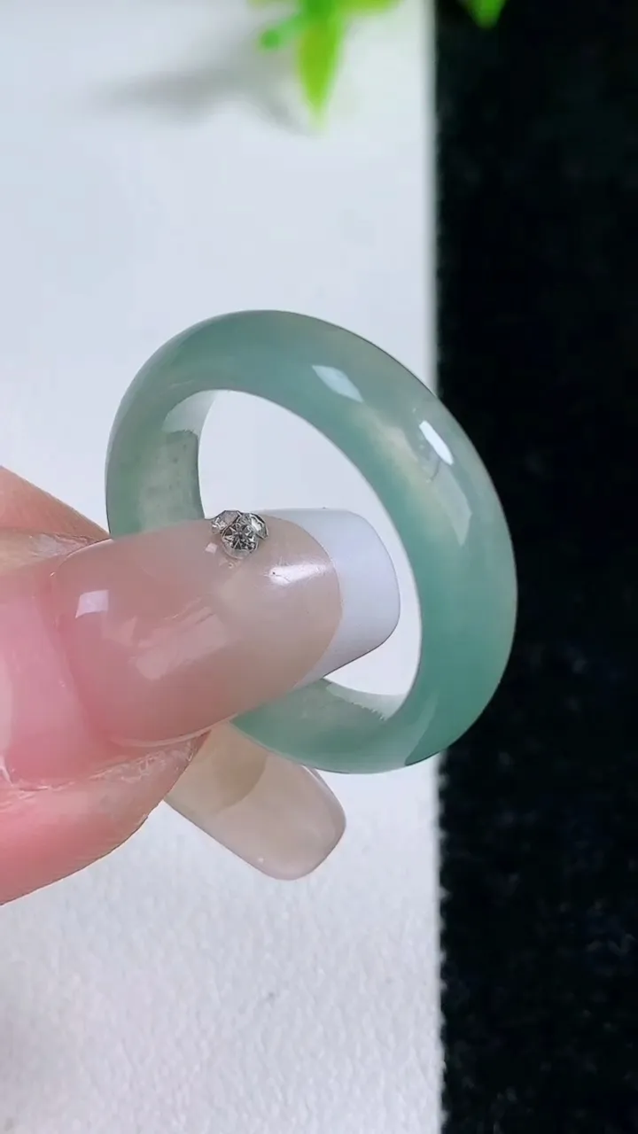 天然A货翡翠指环戒指，尺寸17.6-6-3.5，重量:3.71g2026年1月30日
工厂直销收藏佳