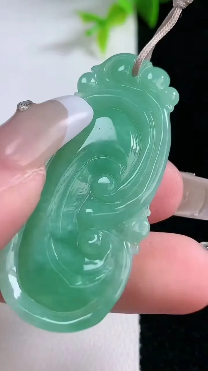 天然A货翡翠如意吊坠，尺寸48.2-20-5，重量:10.86g
1月30日