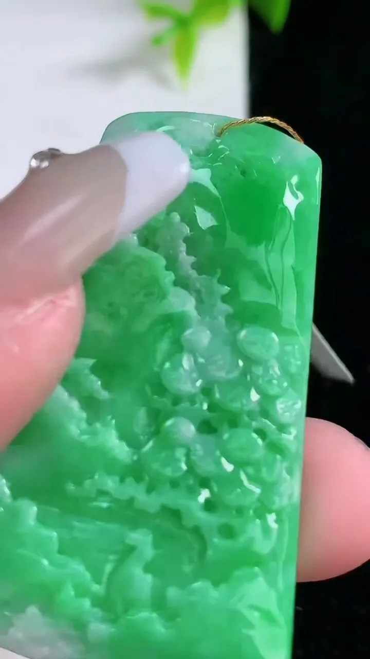 天然A货翡翠山水牌吊坠，尺寸47.5-17-6，重量:18.56g
1月30日