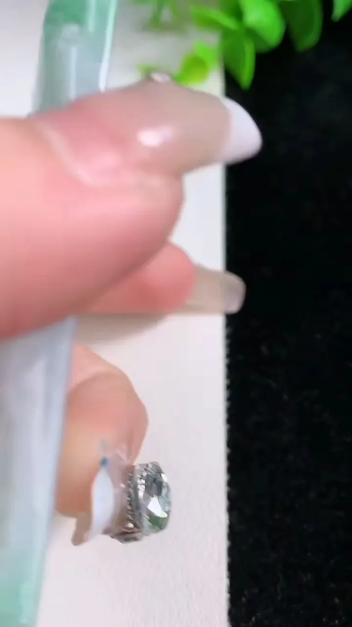 天然A货翡翠山水牌吊坠，尺寸71.7-51-6.2，重量:58.67g
1月30日