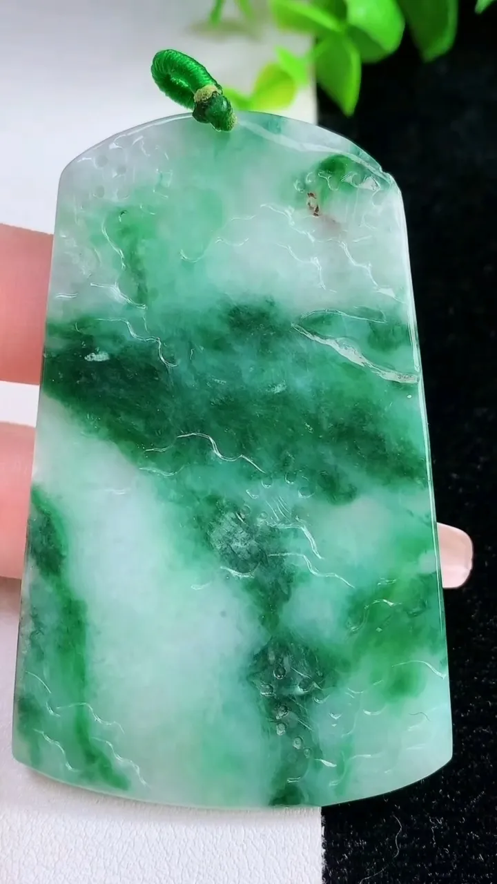 天然A货翡翠山水牌吊坠，尺寸68.6-43.4-5，重量:32.69g
1月30日