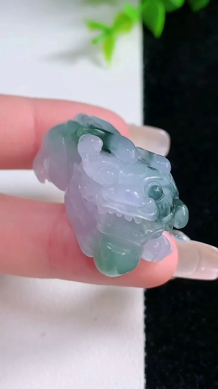 天然A货翡翠飘花霸王貔貅吊坠，尺寸40.3-18-11.6，重量:15.93g
1月30日