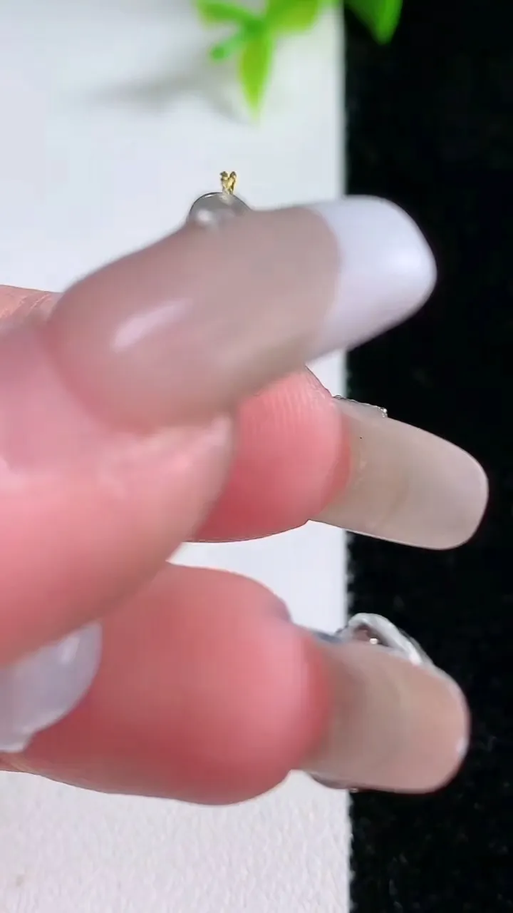 天然A货翡翠种飘花生肖猴吊坠，尺寸29.8-16.4-3.7，重量:4.10g
1月30日