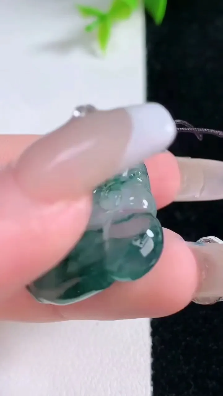 天然A货翡翠冰种飘花如意头吊坠，尺寸26.5-29-6，重量:8.74g
1月30日