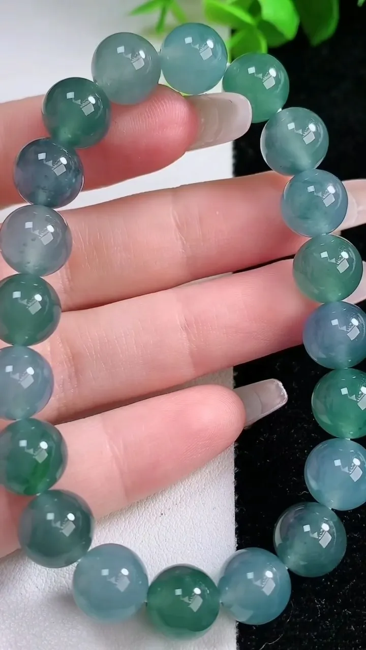 天然A货翡翠圆珠手串，尺寸9.8-20颗，重量:32.57g1月30日
工厂直销收藏佳品,种好水足，色泽均匀，有种有色，上手高大气！