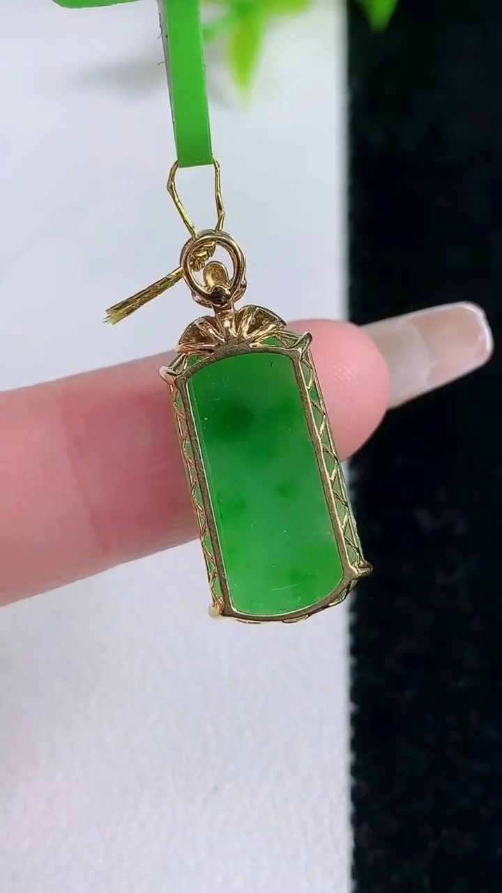 天然A货翡翠无事牌吊坠，尺寸18.6-9.7-4，重量:1.62g
1月30日