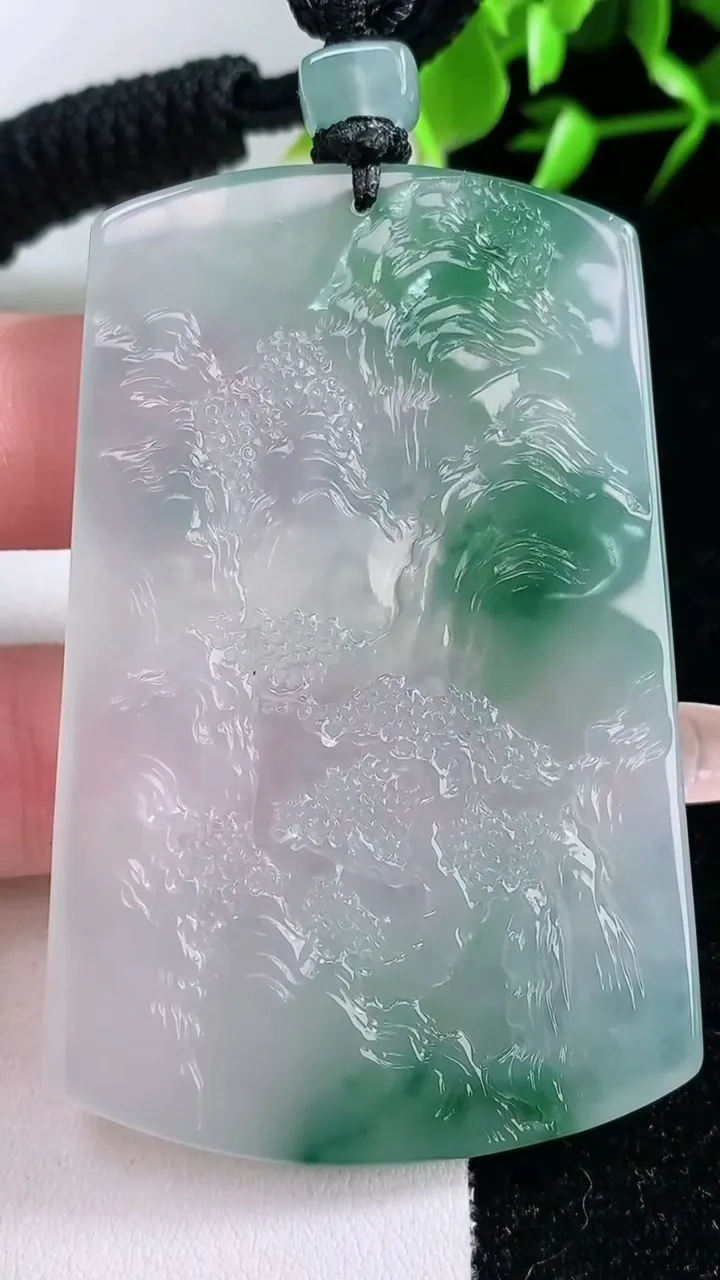 天然A货翡翠种飘花山水牌吊坠，尺寸65.7-42.2-5，重量:42.76g
1月30日