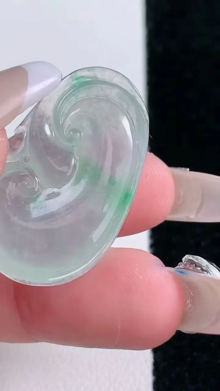 天然A货翡翠如意吊坠，尺寸32.7-19.5-6，重量:7.06g
1月30日