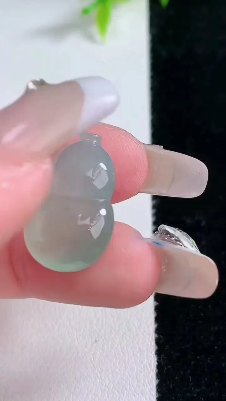 天然A货翡翠葫芦镶嵌件，尺寸21-15-6.6，重量:3.57g
1月30日