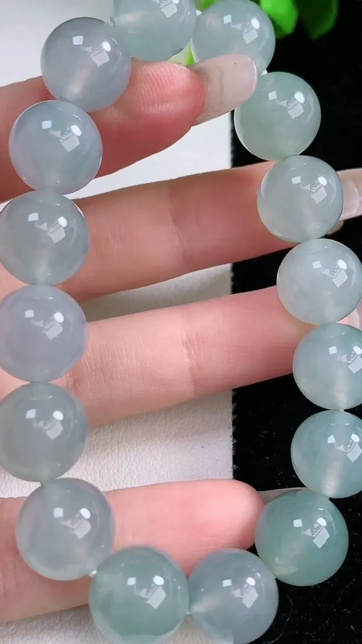 天然A货翡翠圆珠手串，尺寸11.4-16颗，重量:46.61g1月30日
工厂直销收藏佳品,种好水足，色泽均匀，有种有色，上手高大气！