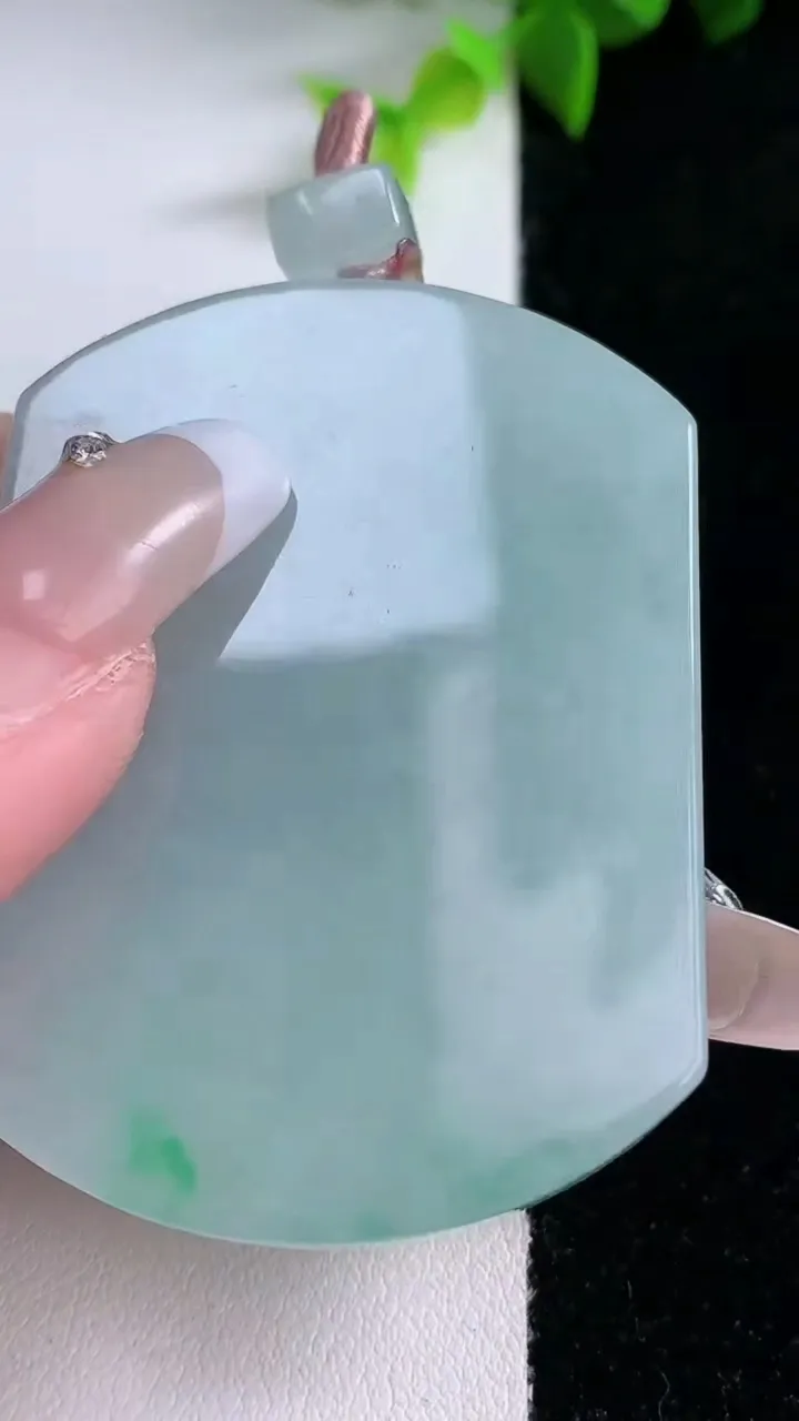 天然A货翡翠无事牌吊坠，尺寸54-41.4-5.8，重量:40.17g
1月30日