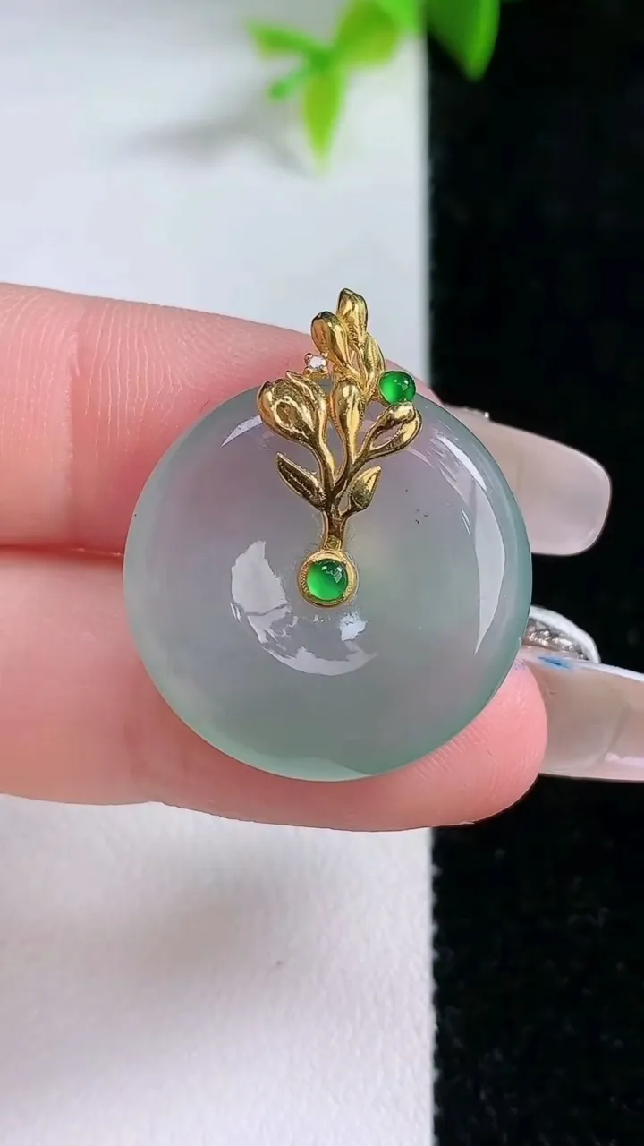 天然A货翡翠平安扣吊坠，尺寸23-5.4，重量:6.59g
1月30日