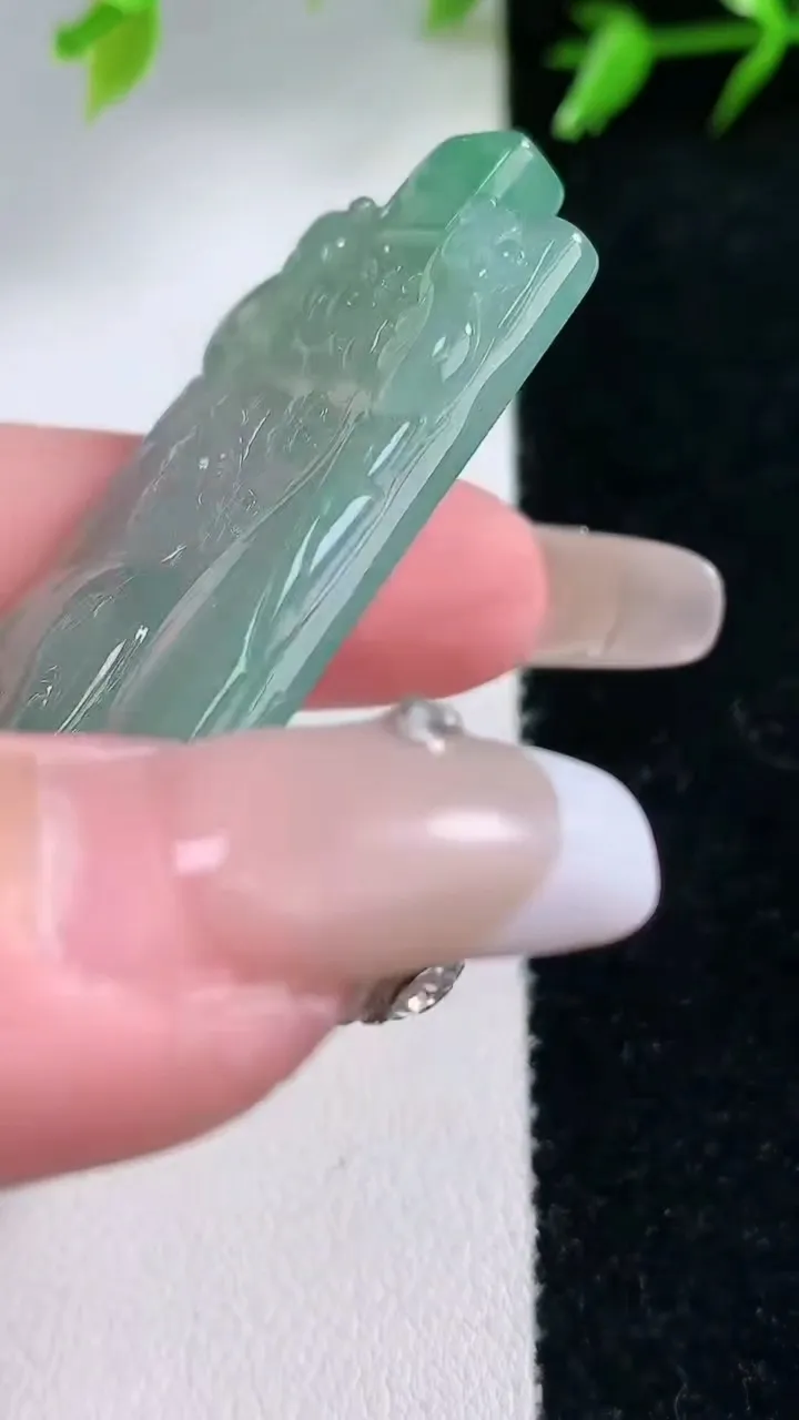 天然A货翡翠观音菩萨吊坠，尺寸63-34.4-4.8，重量:24.62g
1月30日