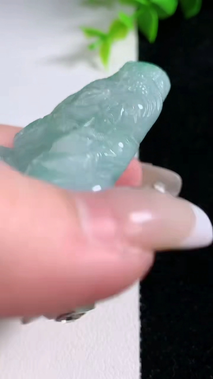 天然A货翡翠龙牌吊坠，尺寸70.8-43.6-12.4，重量:66.05g
1月30日