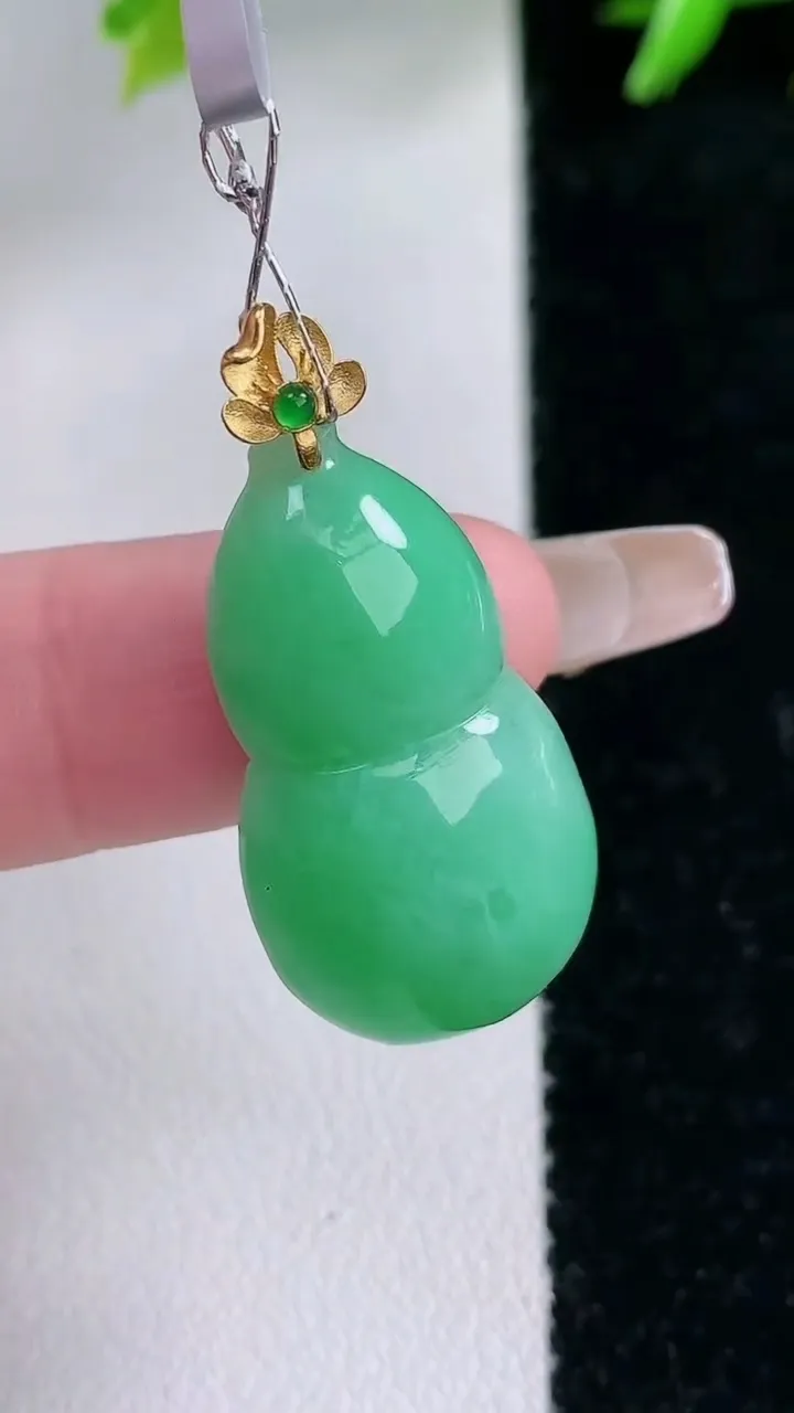 天然A货翡翠葫芦吊坠，尺寸26-15-5.9，重量:4.82g
1月30日