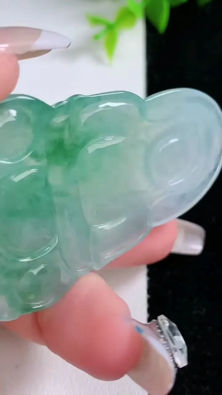 天然A货翡翠观音菩萨吊坠，尺寸57.5-37.7-4.8，重量:21.57g
1月30日