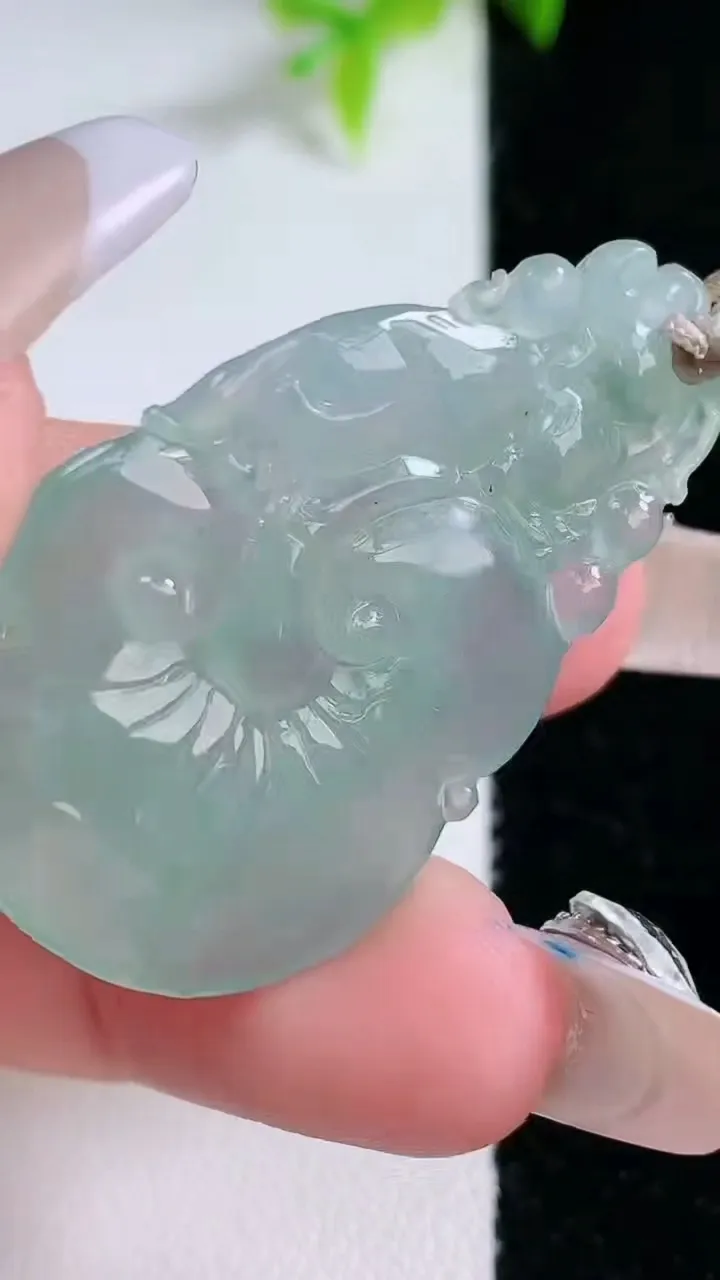 天然A货翡翠如意吊坠，尺寸41-25-3.8，重量:7.54g
1月30日