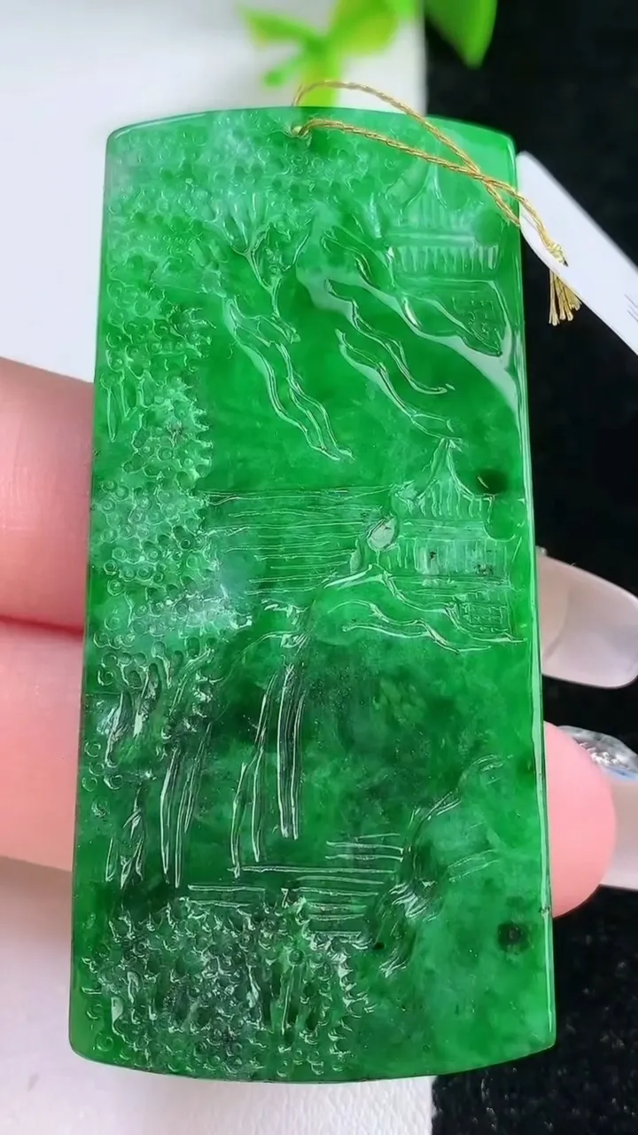 天然A货翡翠山水牌吊坠，尺寸58.7-27.4-4.4，重量:17.98g
1月30日