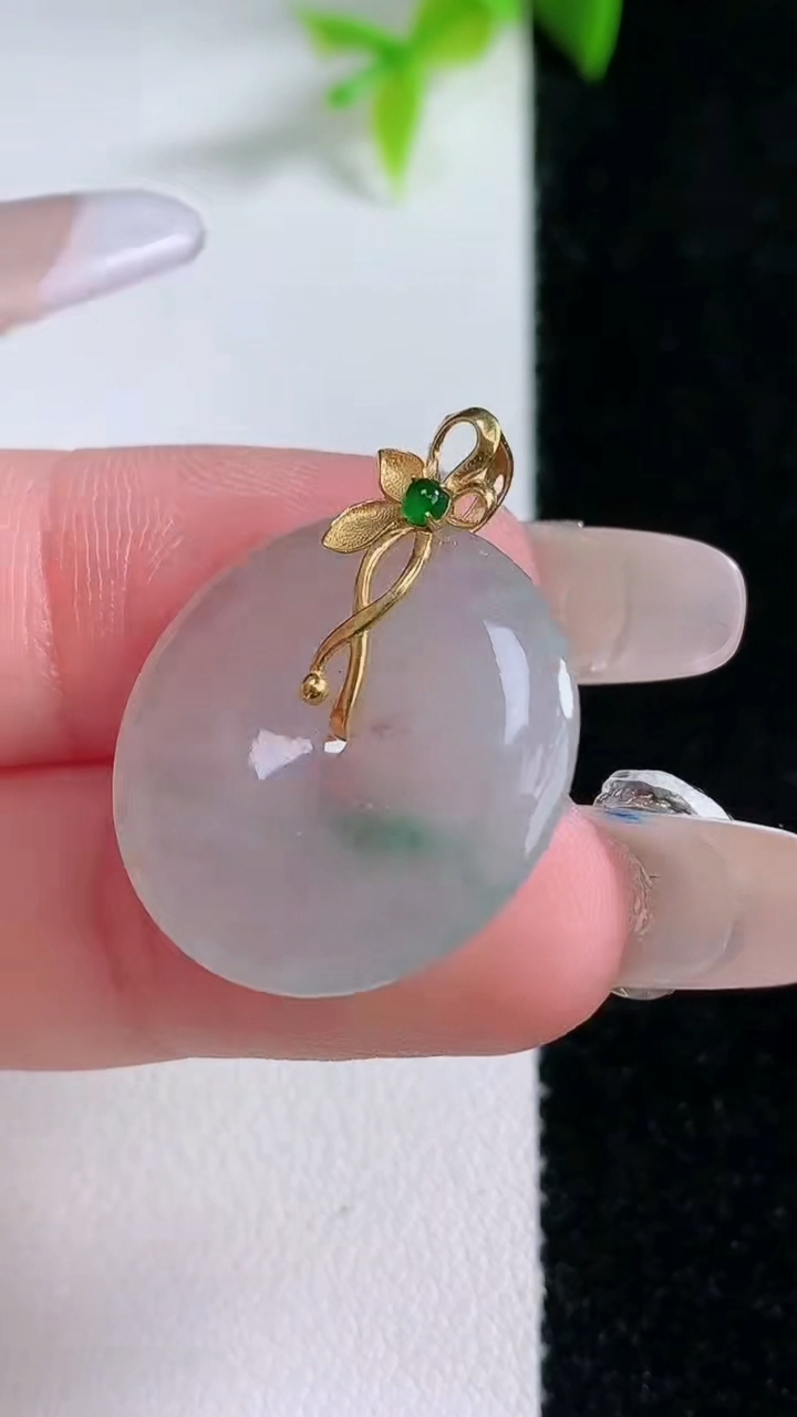 天然A货翡翠18K金飘花平安扣吊坠，尺寸21.6-3.3，重量:3.63g
1月30日