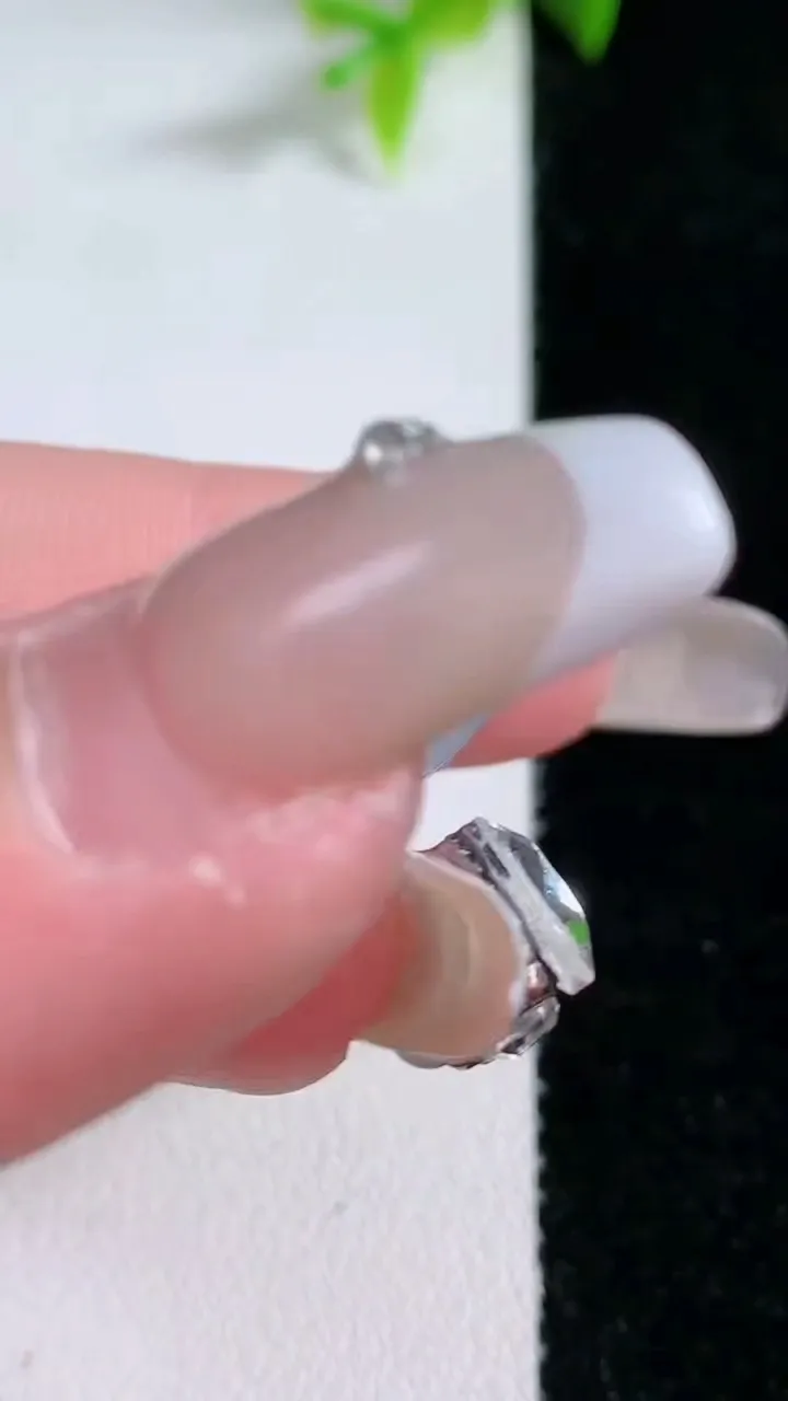 天然A货翡翠平安扣吊坠，尺寸26-5.4，重量:7.88g
1月30日