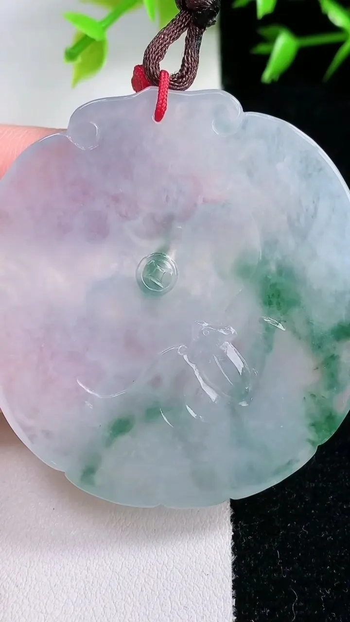 天然A货翡翠种飘花生肖猪吊坠，尺寸52.2-49-5.7，重量:28.25g
1月30日