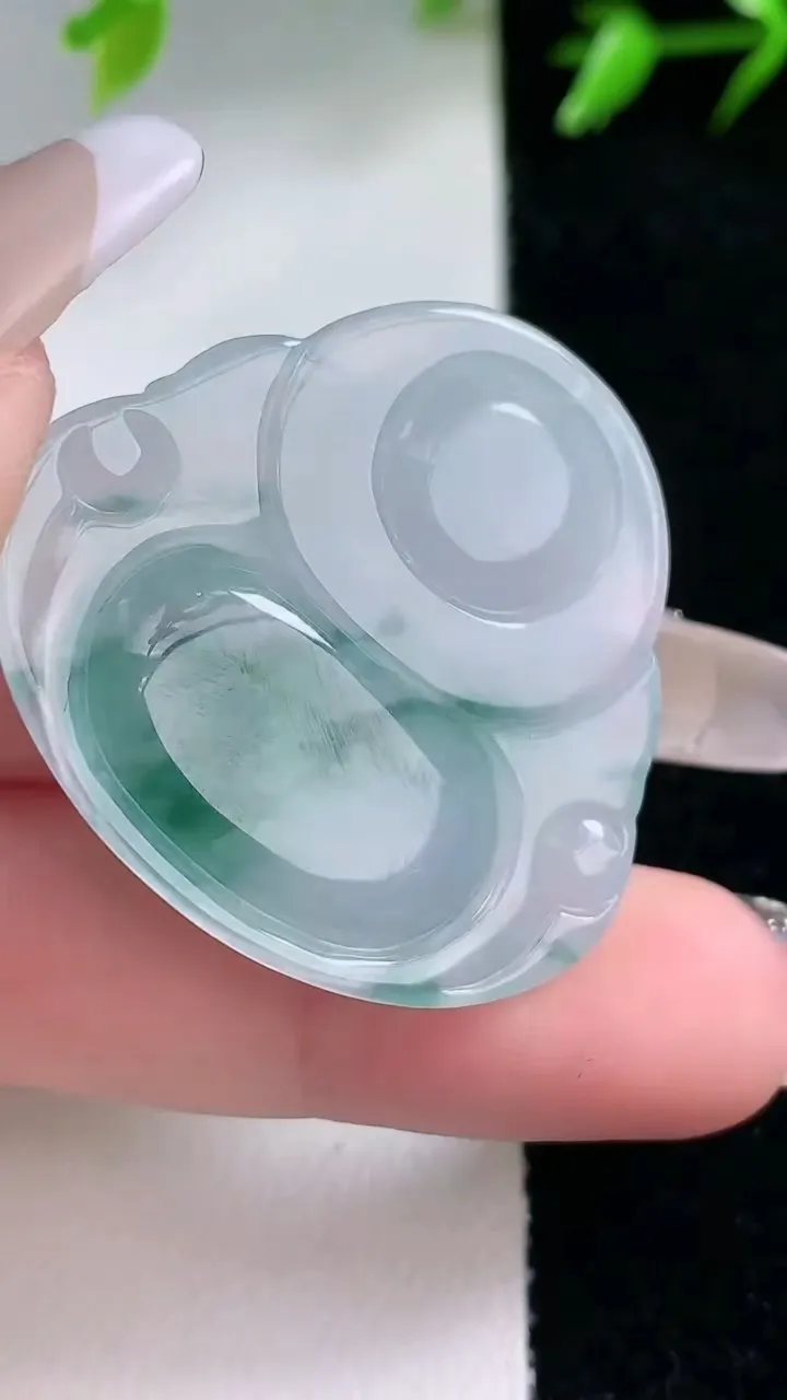 天然A货翡翠种飘花佛公吊坠，尺寸32.4-35-6.4，重量:11.25g
1月30日