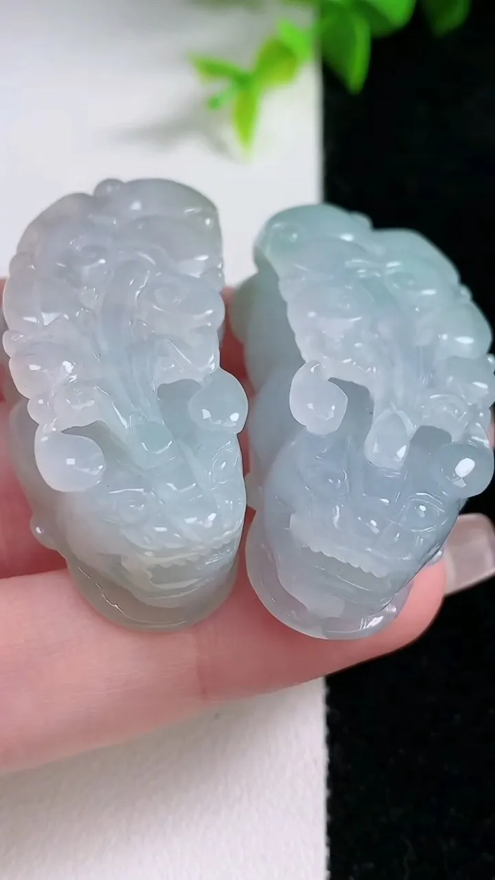 天然A货翡翠貔貅吊坠一对，尺寸70.8-20-14.4，重量:53.43g
1月30日