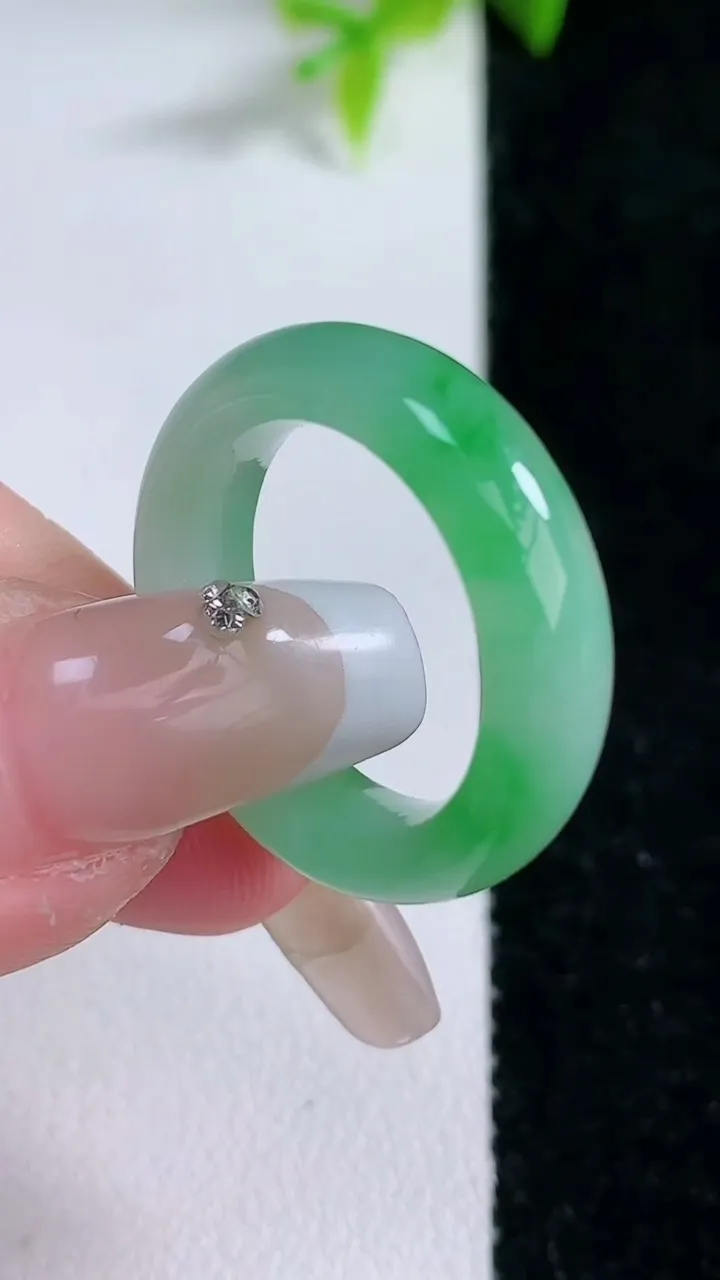天然A货翡翠指环戒指，尺寸17.6-5.8-4，重量:5.02g2026年1月30日
工厂直销收藏佳品,种好水足，色泽均匀，有种有色，上手高大气！