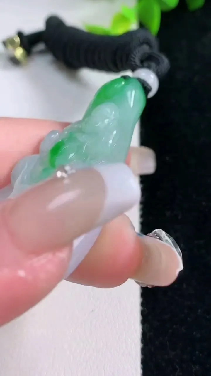 天然A货翡翠逍遥佛吊坠，尺寸56-30-6.4，重量:26.39g
1月30日