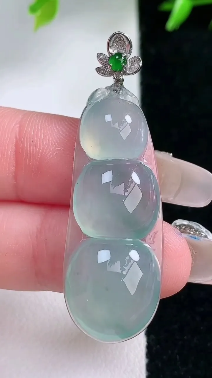 天然A货翡翠种飘花福豆吊坠，尺寸37.3-15-5.4，重量:6.35g
1月30日