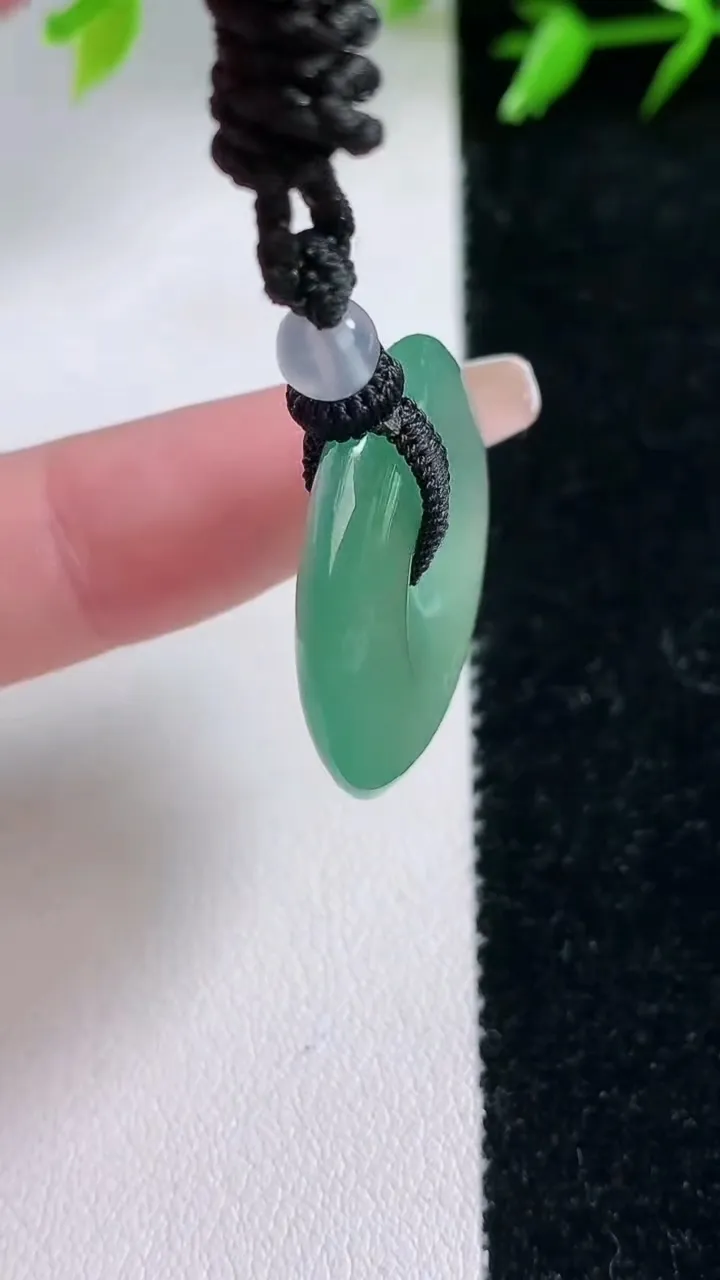 天然A货翡翠平安扣吊坠，尺寸25.8-5，重量:9.75g
1月30日