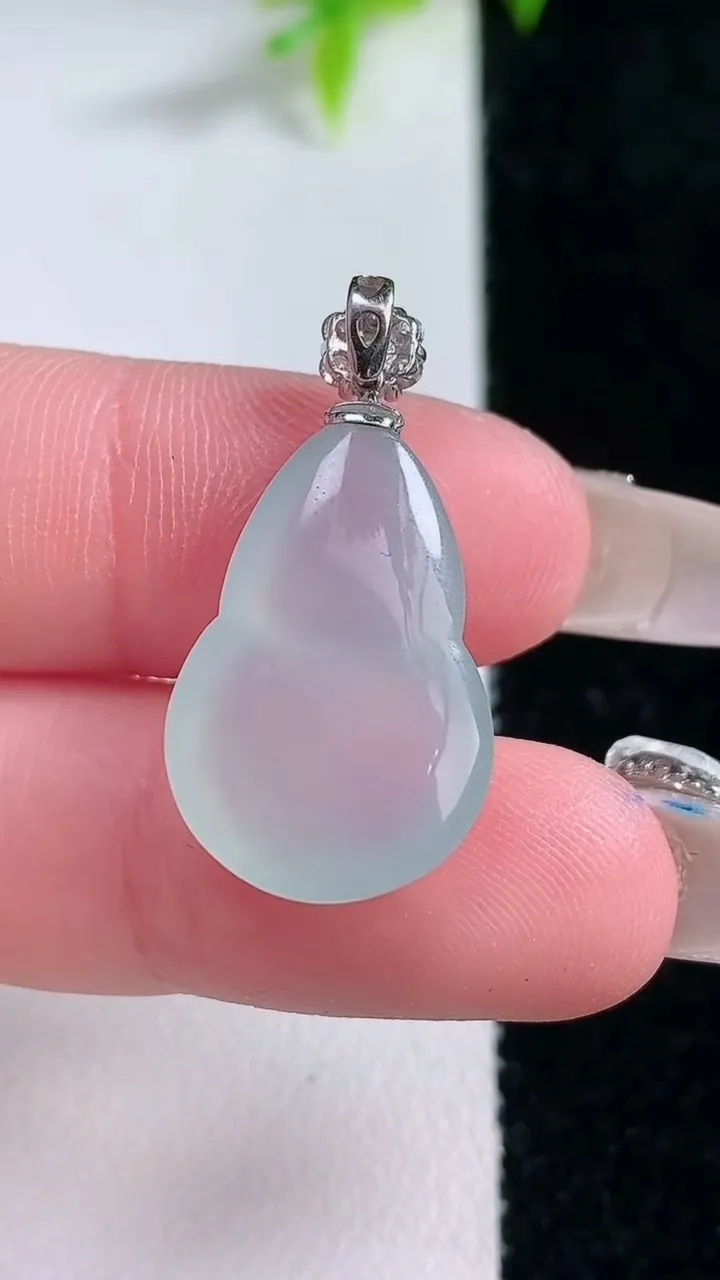 天然A货翡翠种白冰葫芦吊坠，尺寸22-14.3-6.3，重量:3.66g
1月30日