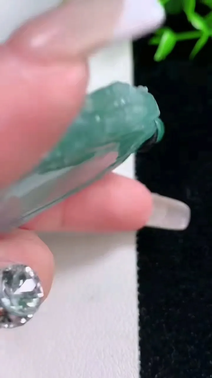 天然A货翡翠种飘花祥龙观音菩萨吊坠，尺寸48.7-41.7-6.3，重量:29.49g
1月30日