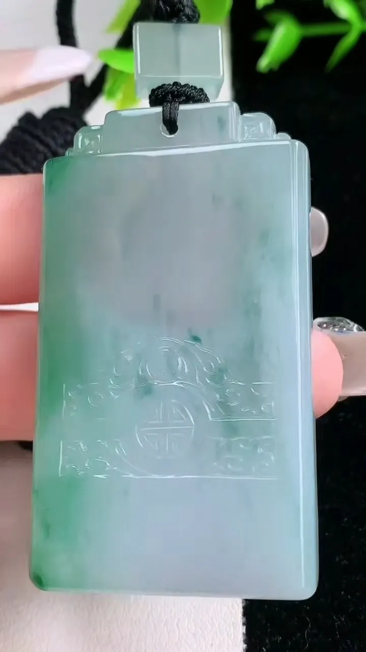 天然A货翡翠仿古无事牌吊坠，尺寸53.7-30.6-5.5，重量:35.23g
1月30日