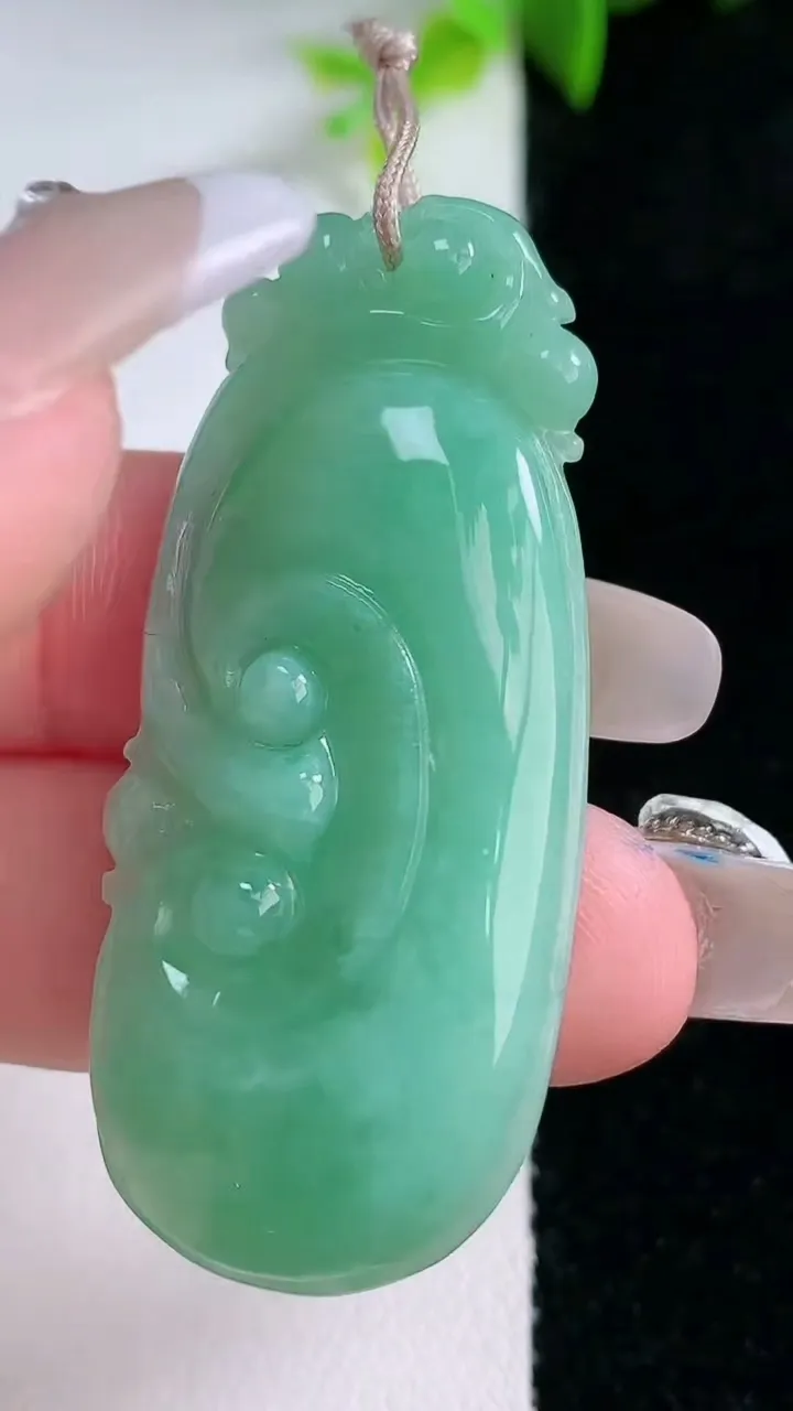 天然A货翡翠如意吊坠，尺寸48.2-20-5，重量:10.86g
1月30日