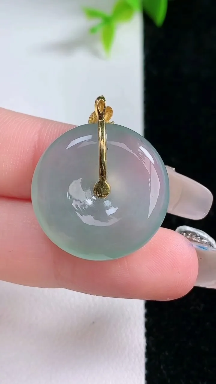 天然A货翡翠平安扣吊坠，尺寸23-5.4，重量:6.59g
1月30日