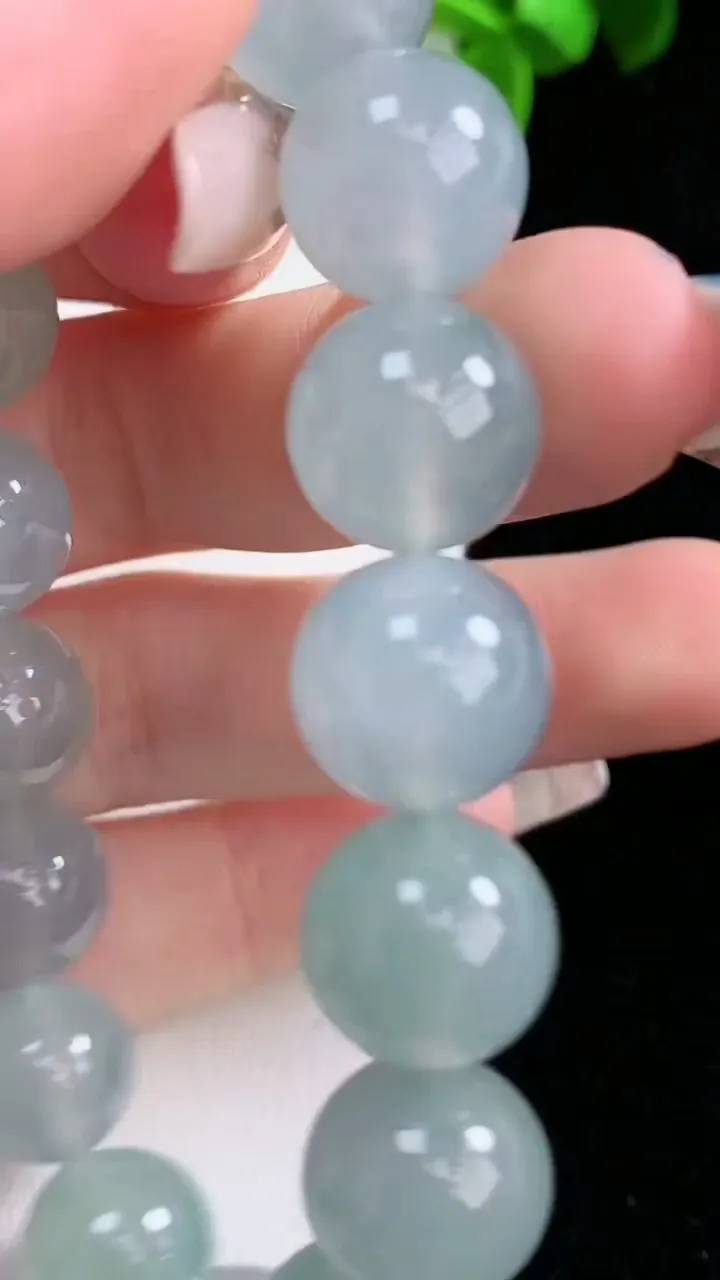 天然A货翡翠圆珠手串，尺寸11.4-16颗，重量:46.61g1月30日
工厂直销收藏佳品,种好水足，色泽均匀，有种有色，上手高大气！