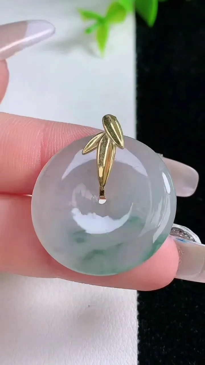 天然A货翡翠18K金飘花平安扣吊坠，尺寸26-4.2，重量:7.41g
1月30日