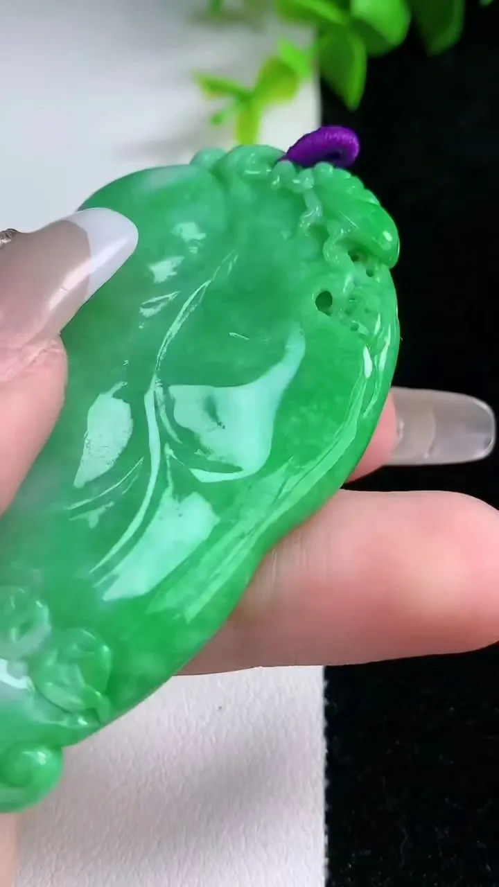 天然A货翡翠金枝玉叶 叶子吊坠，尺寸62.7-33.8-5，重量:23.11g
1月30日