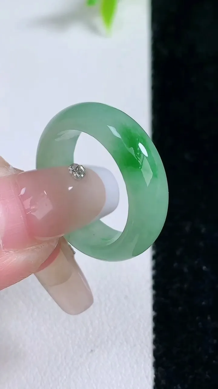 天然A货翡翠指环戒指，尺寸17.7-6.6-3，重量:4.23g2026年1月30日
工厂直销收藏佳品,种好水足，色泽均匀，有种有色，上手高大气！