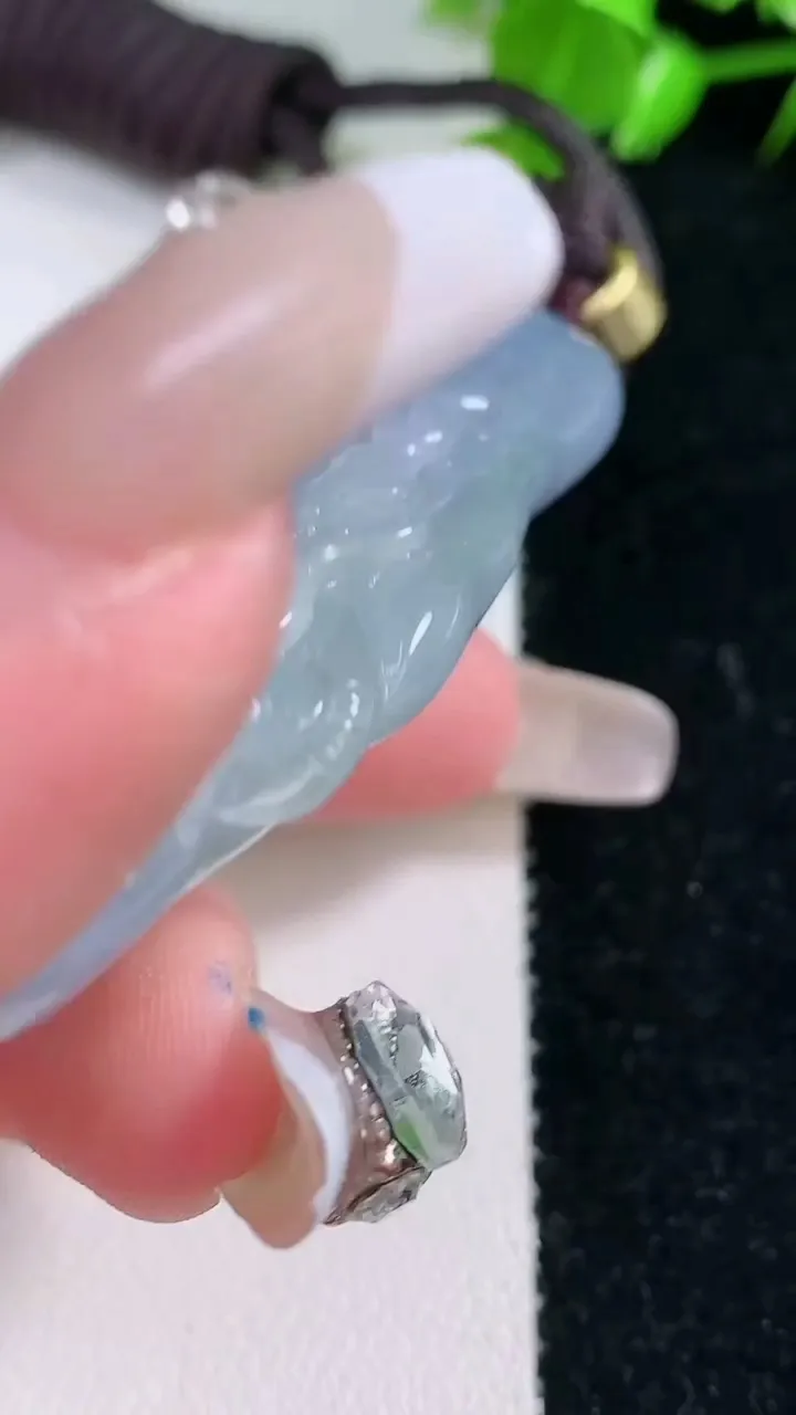 天然A货翡翠紫罗兰龙牌吊坠，尺寸58.8-32.3-10.7，重量:40.00g
1月30日