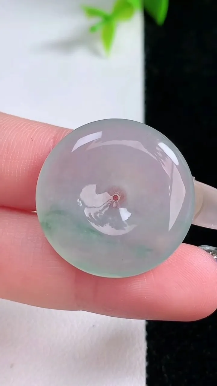 天然A货翡翠冰种飘花平安扣吊坠，尺寸25.7-4.4，重量:6.06g
1月30日