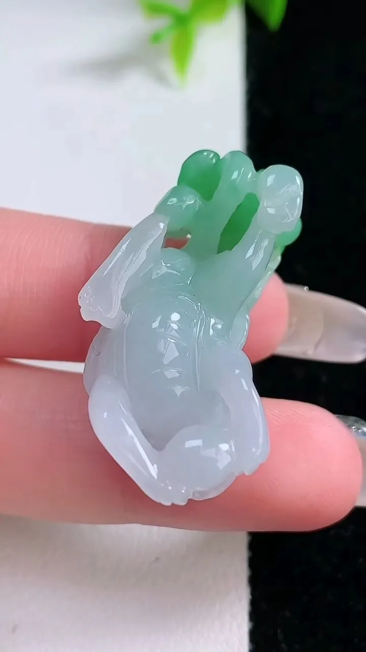 天然A货翡翠貔貅吊坠，尺寸39.6-20.7-16.4，重量:9.69g
1月30日