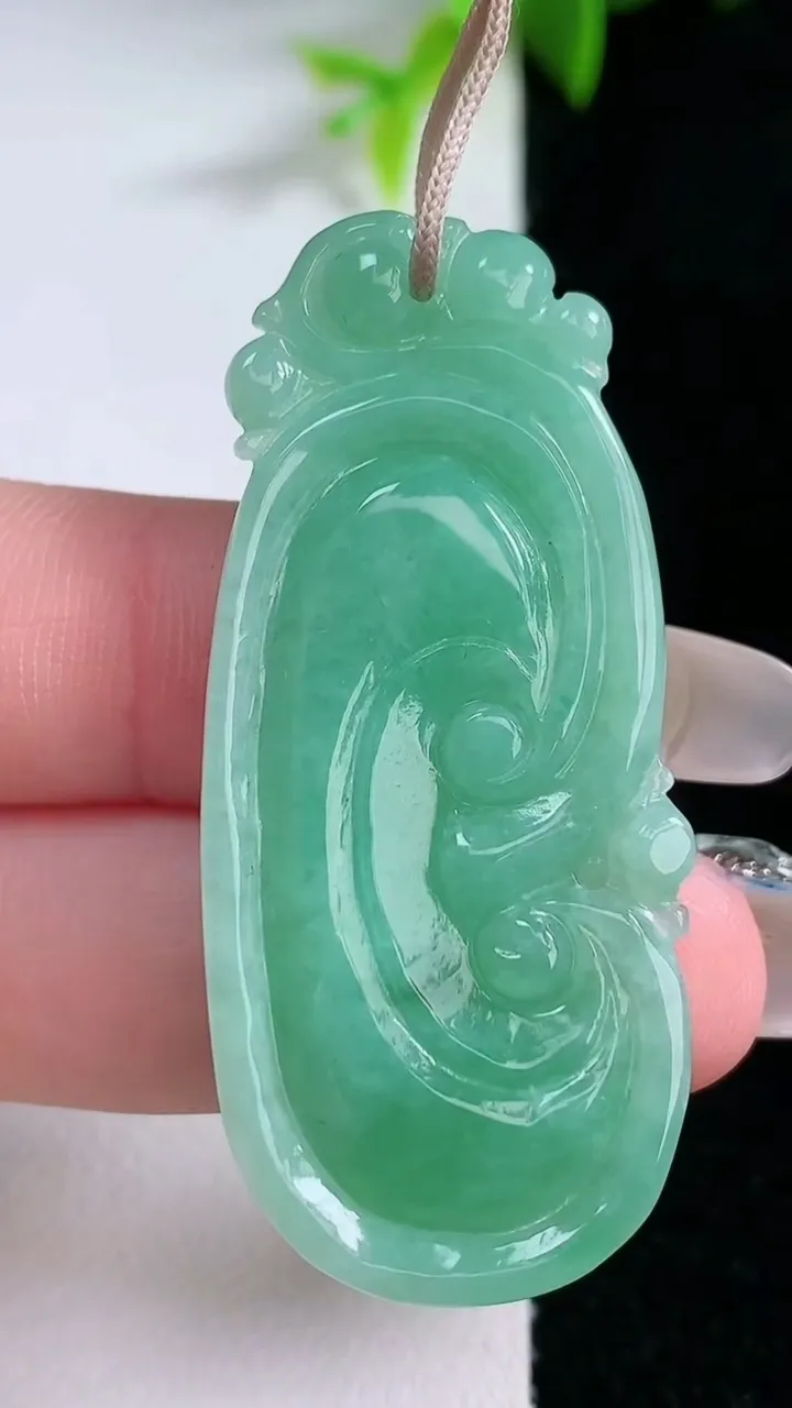 天然A货翡翠如意吊坠，尺寸48.2-20-5，重量:10.86g
1月30日