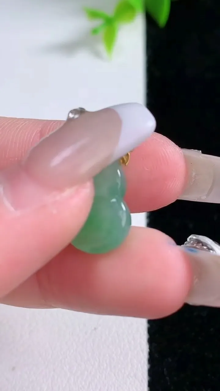 天然A货翡翠葫芦吊坠，尺寸14.6-11-5，重量:1.67g
1月30日