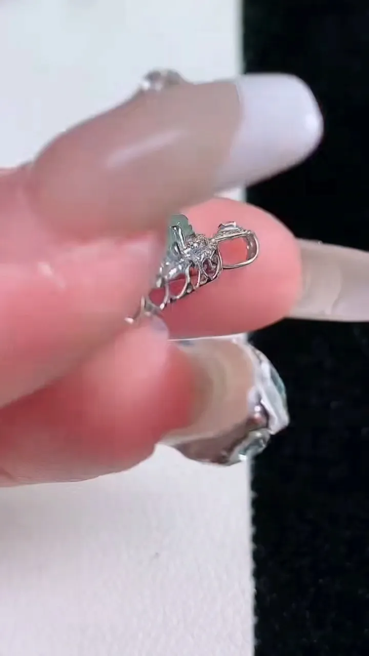 天然A货翡翠佛公吊坠，尺寸27.8-22-8.3，裸石17.3-20.3重量:4.58g
1月30日