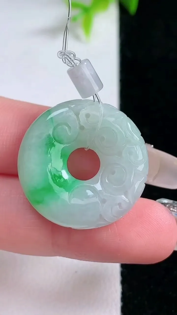 天然A货翡翠雕花平安扣吊坠，尺寸24.6-5.2，重量:6.52g
1月30日