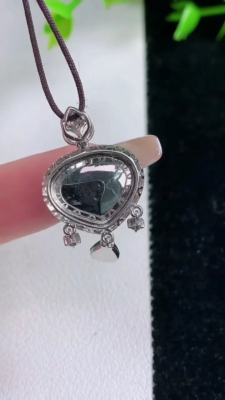 天然A货翡翠爱心吊坠，尺寸25.8-16-6.4，裸石10.7-13重量:2.70g
1月30日