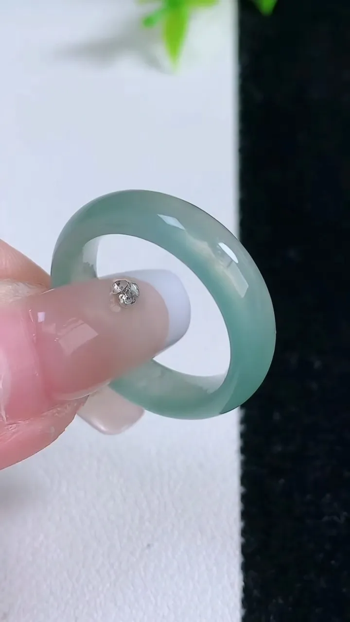 天然A货翡翠指环戒指，尺寸17.6-6-3.5，重量:3.71g2026年1月30日
工厂直销收藏佳品,种好水足，色泽均匀，有种有色，上手高大气！